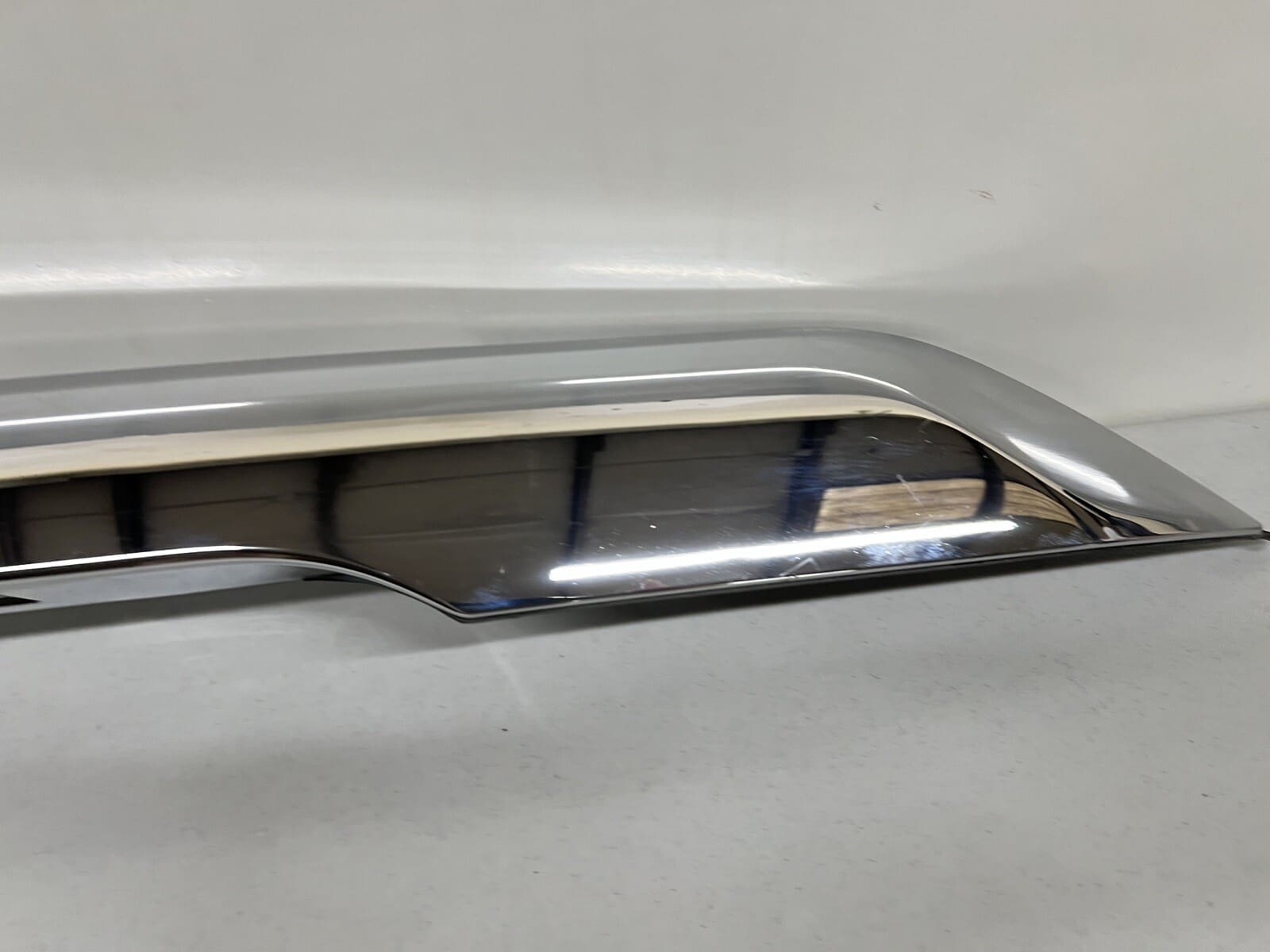 84431662 2017 2018 2019 GMC ACADIA REAR OEM TAILGATE CHROME TRIM MOLDING - Image 3