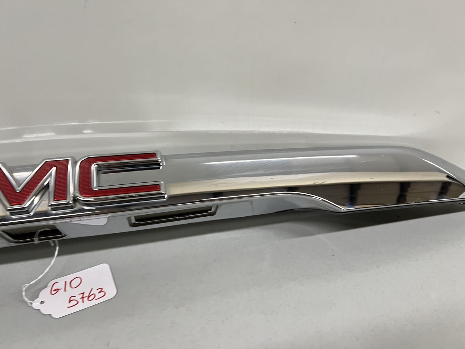 84431662 2017 2018 2019 GMC ACADIA REAR OEM TAILGATE CHROME TRIM MOLDING - Image 5