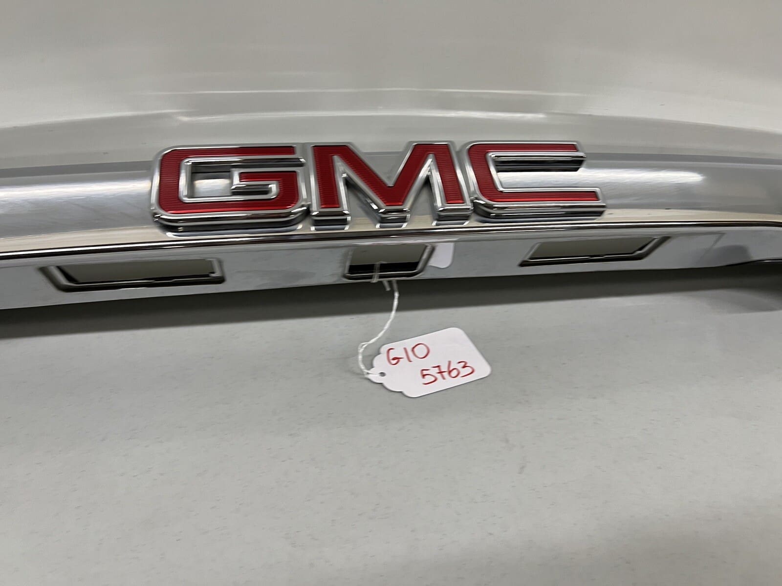 84431662 2017 2018 2019 GMC ACADIA REAR OEM TAILGATE CHROME TRIM MOLDING - Image 7
