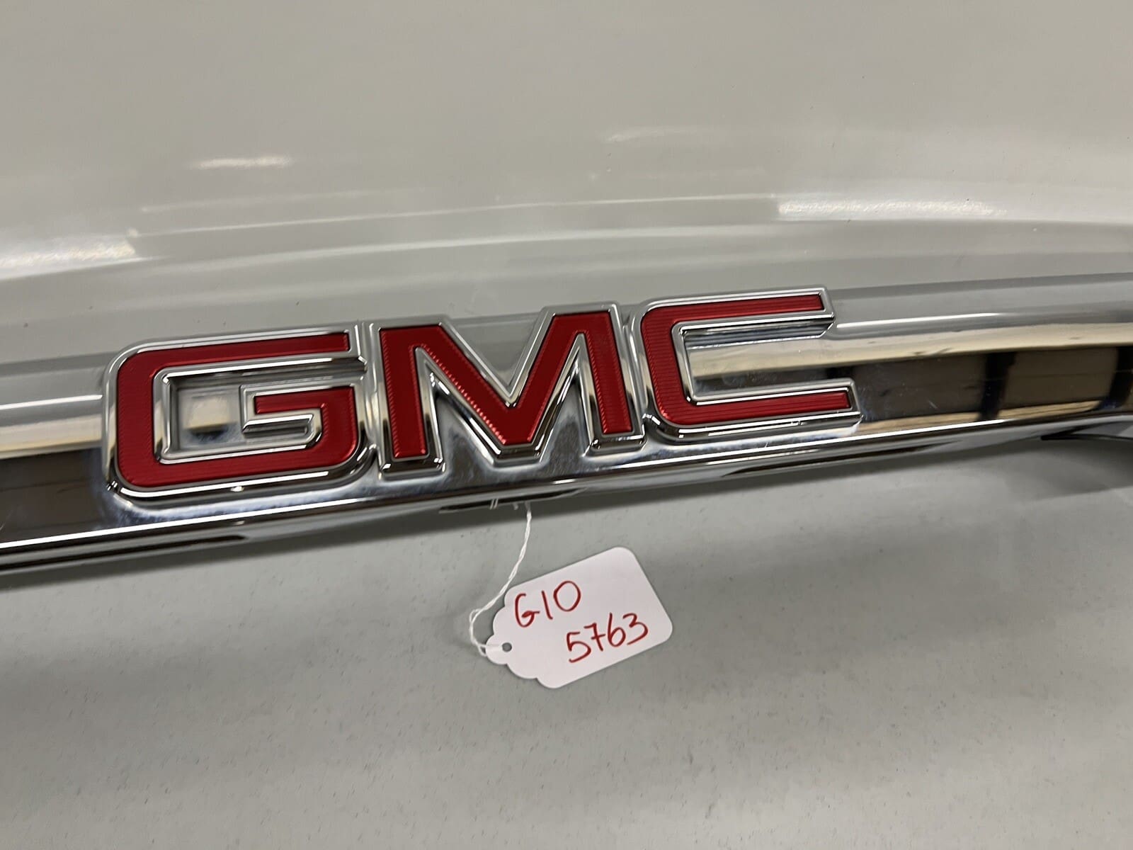 84431662 2017 2018 2019 GMC ACADIA REAR OEM TAILGATE CHROME TRIM MOLDING - Image 8