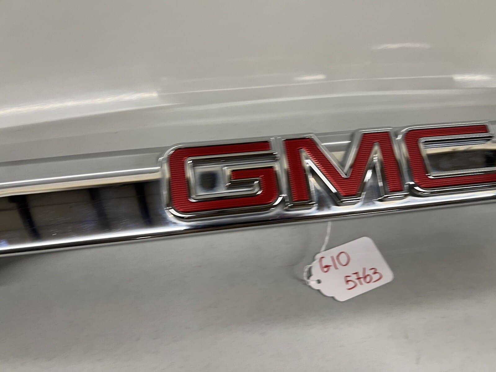 84431662 2017 2018 2019 GMC ACADIA REAR OEM TAILGATE CHROME TRIM MOLDING - Image 9