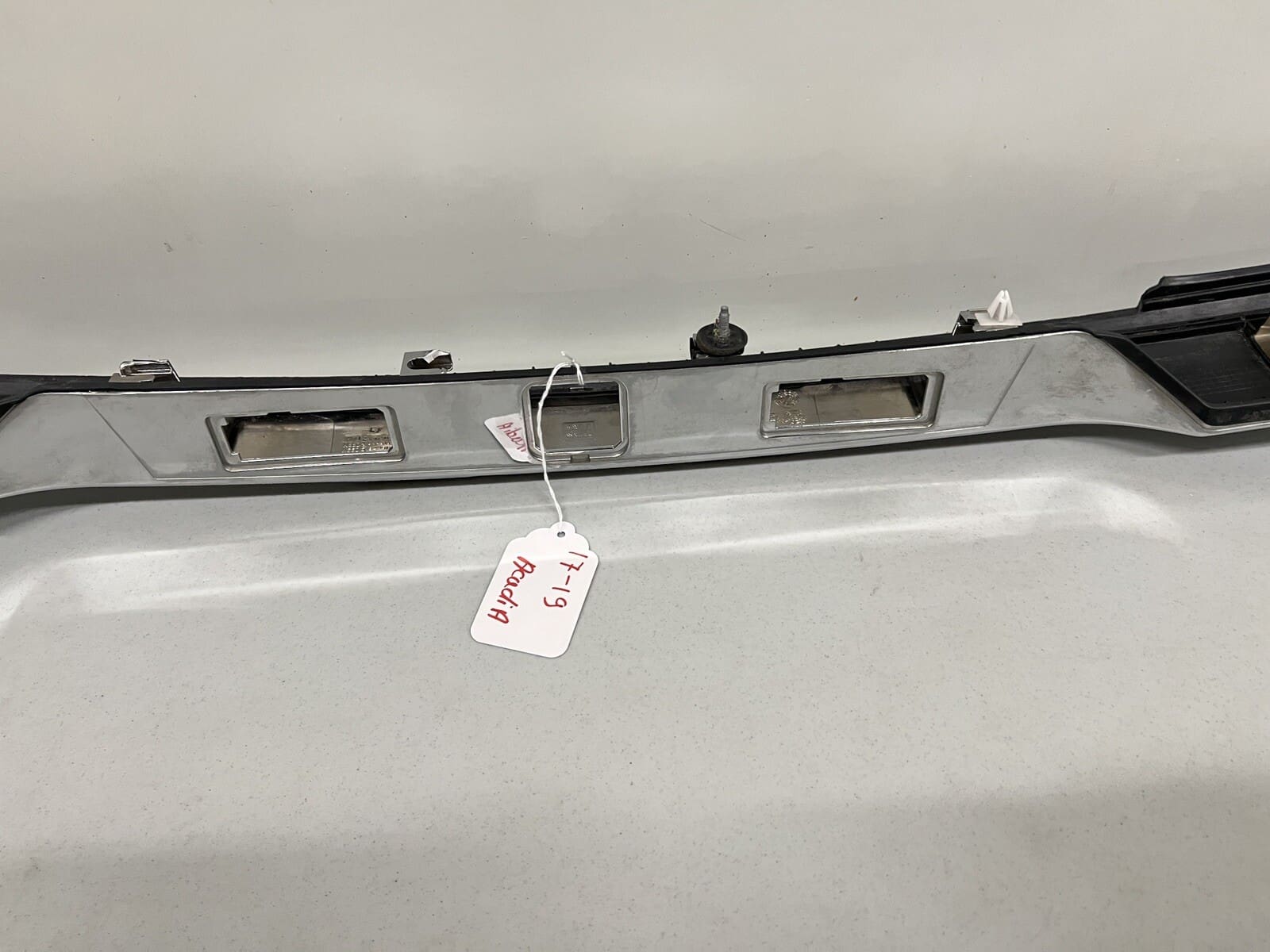 84431662 2017 2018 2019 GMC ACADIA REAR OEM TAILGATE CHROME TRIM MOLDING - Image 13