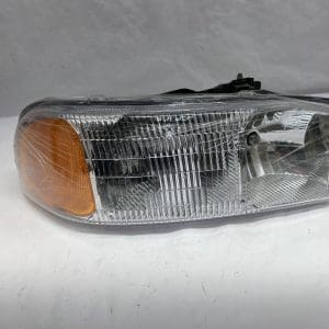 1999-2001 2002 2003 2004 2005 2006 Gmc Sierra Gmc Yukon Front Right Headlight