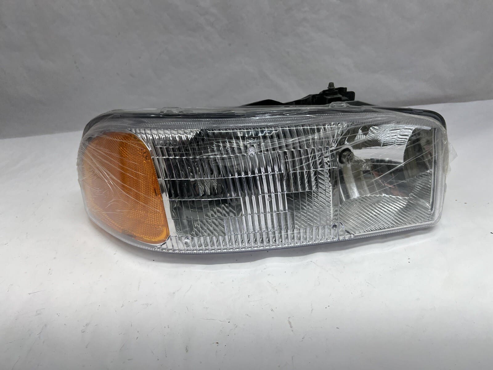1999-2001 2002 2003 2004 2005 2006 Gmc Sierra Gmc Yukon Front Right Headlight