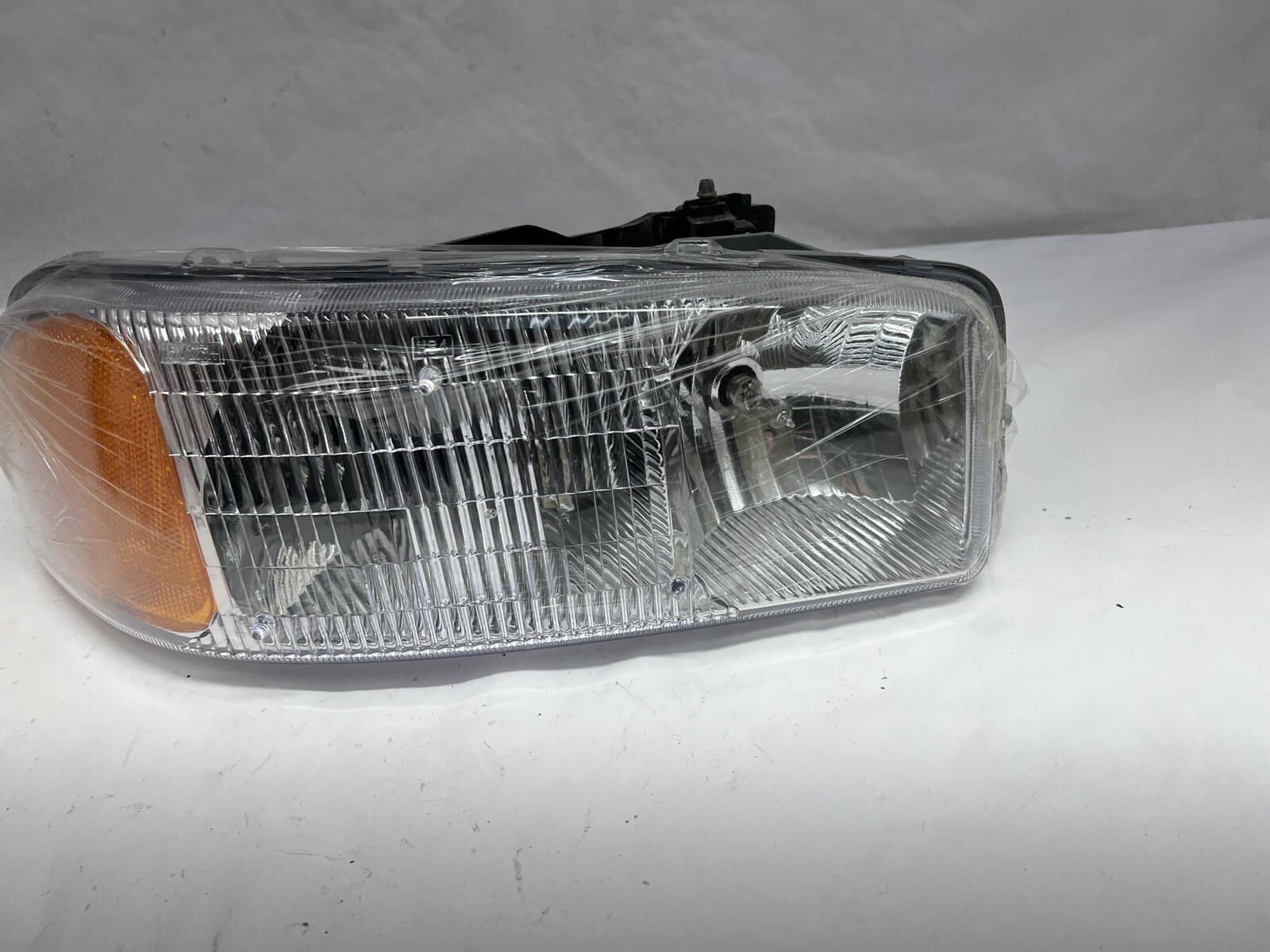 1999-2001 2002 2003 2004 2005 2006 Gmc Sierra Gmc Yukon Front Right Headlight - Image 3