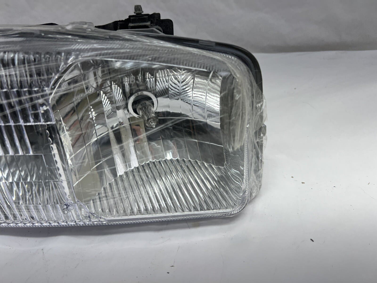 1999-2001 2002 2003 2004 2005 2006 Gmc Sierra Gmc Yukon Front Right Headlight - Image 4