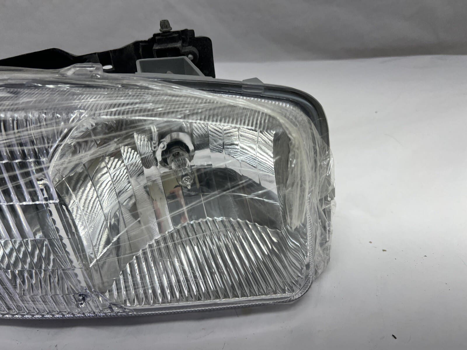 1999-2001 2002 2003 2004 2005 2006 Gmc Sierra Gmc Yukon Front Right Headlight - Image 5