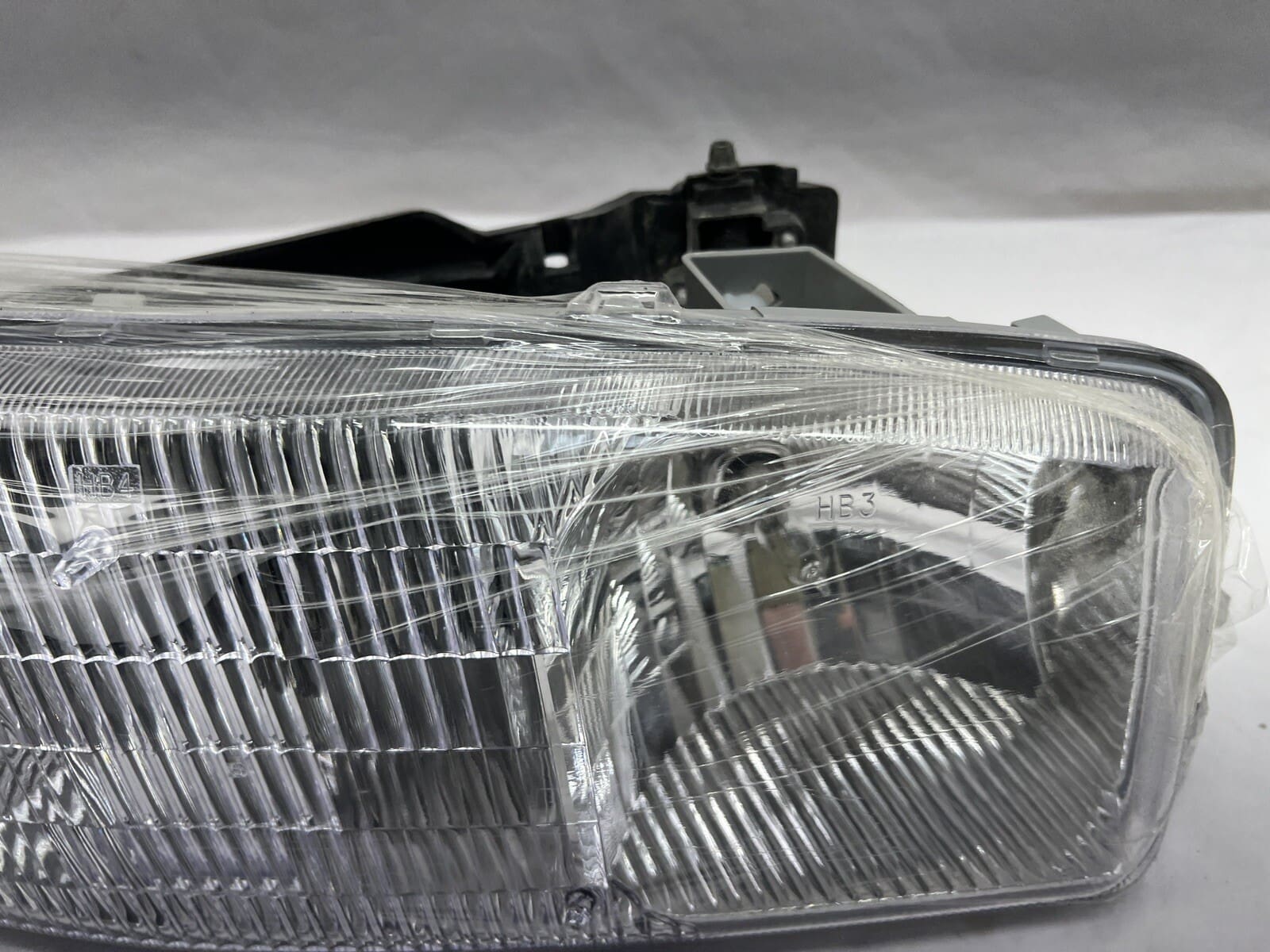1999-2001 2002 2003 2004 2005 2006 Gmc Sierra Gmc Yukon Front Right Headlight - Image 6