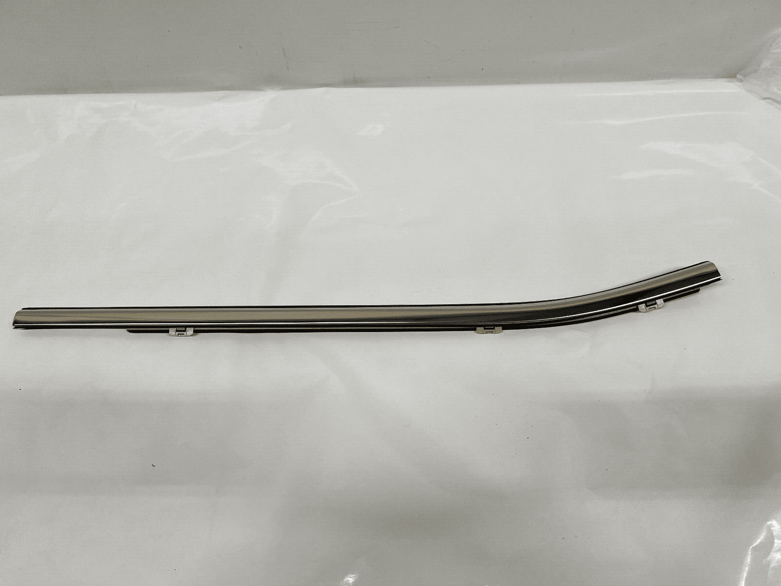 84842450 2019 2020 2021 2022 2023 gmc sierra rear left door belt molding oem - Image 2