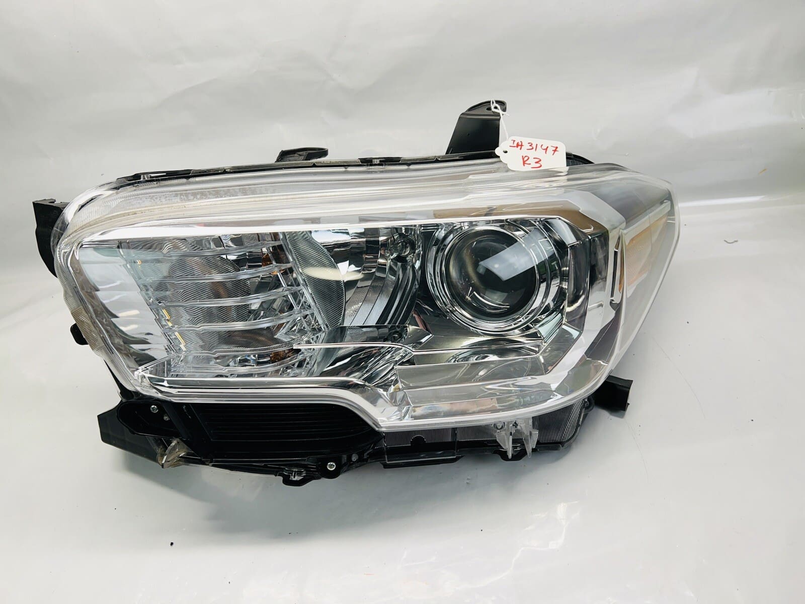 TABS 2016 2017 2018 2019 2020 2021 2022 TOYOTA TACOMA HALOGEN LEFT OEM HEADLIGHT - Image 2