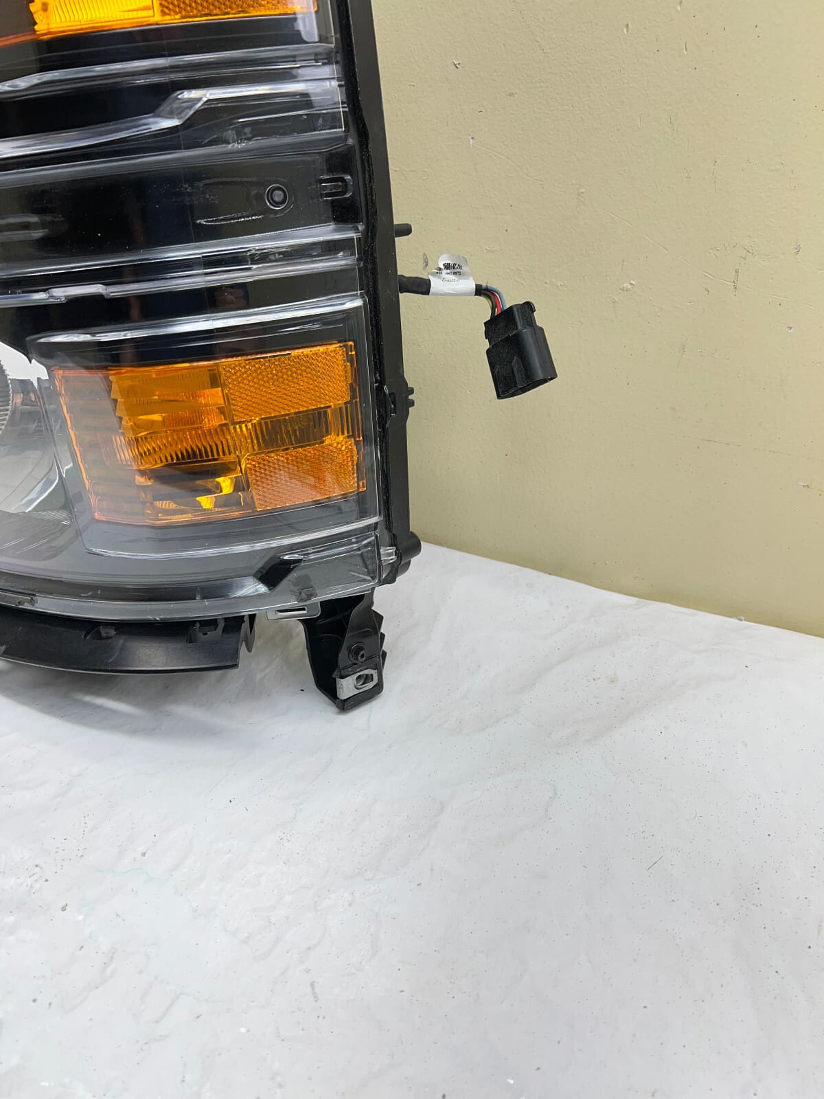 23380552 2014 2015 CHEVY SILVERADO 1500 HALOGEN FRONT LEFT OEM HEADLIGHT - Image 3