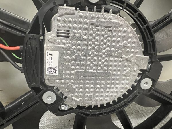 2019 2020 2021 2022 2023 VOLVO XC40 HYBRID OEM RADIATOR COOLING FAN - Image 10