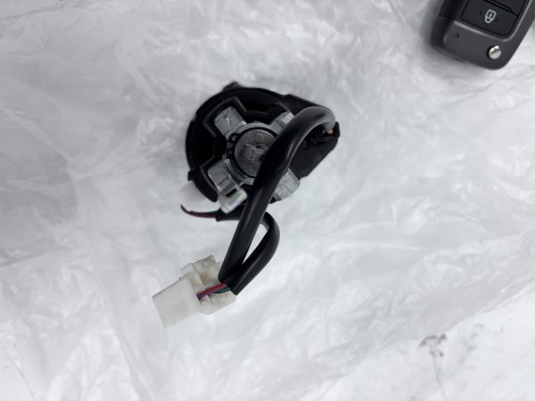 OEM 81900S2d00 2019-2023 Hyundai Sant Fe Cylinder And Keys Ignition Lock - Image 9