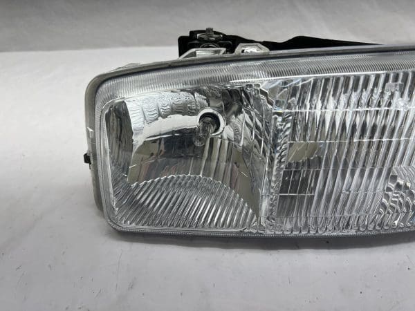 1999-2001 2002 2003 2004 2005 2006 Gmc Sierra Gmc Yukon Front Left Headlight - Image 4