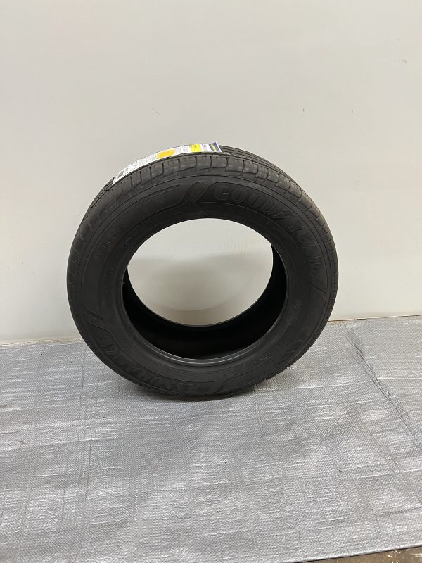 GOOD YEAR ASSURANCE MAXLIFE. 215/60R16. New Tire. 215 60 16.  215/60/16. 95V.