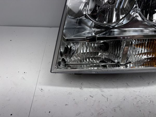 2007 2008 2009 2010 2011 2012 2013 2014 TAHOE SUBURBAN AVALANCHE LEFT  HEADLIGHT - Image 2