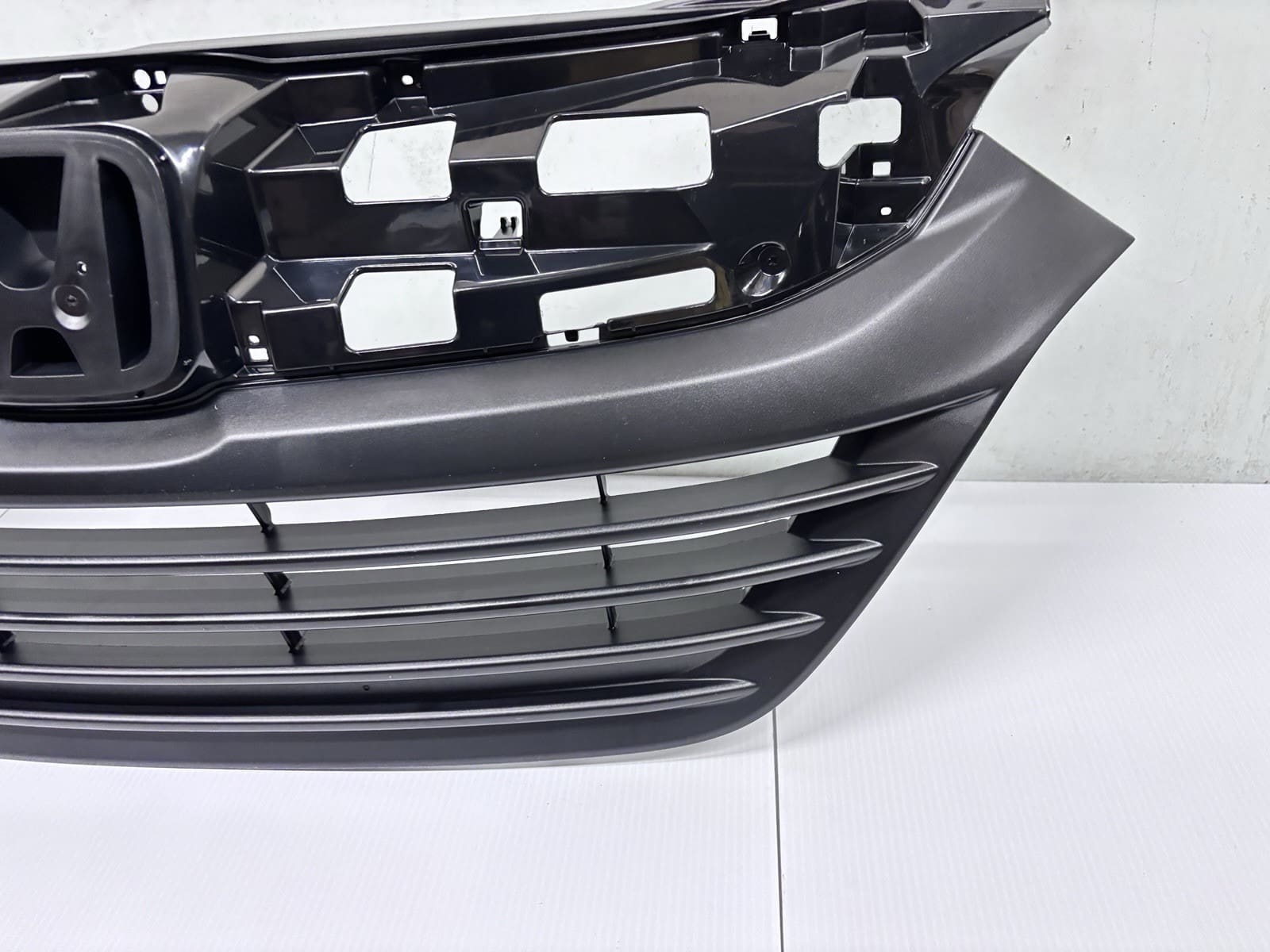OEM GENUINE 2019 2020 2021 2022 HONDA HRV GRILLE 71121-t7w-a11 - Image 2