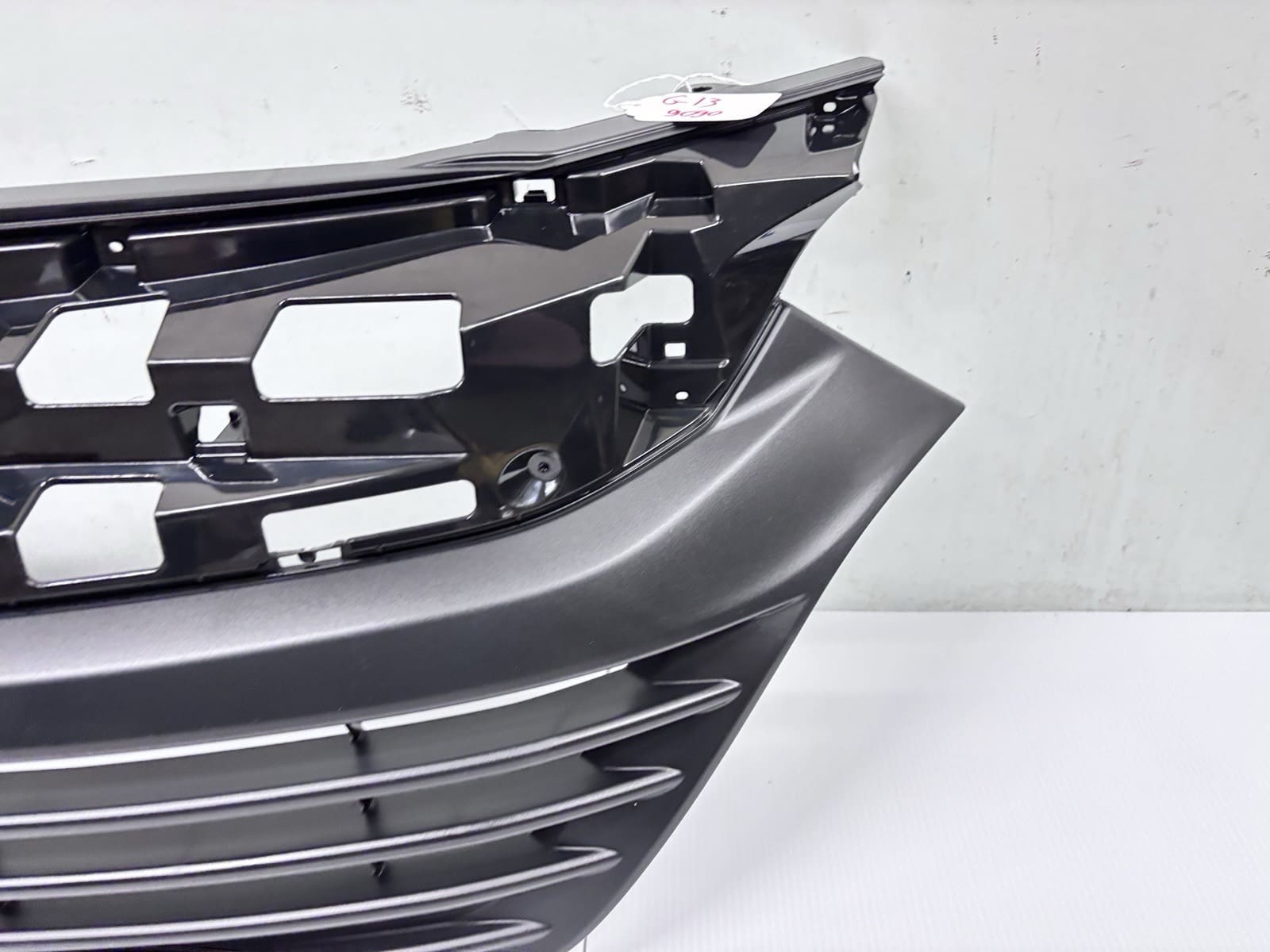 OEM GENUINE 2019 2020 2021 2022 HONDA HRV GRILLE 71121-t7w-a11 - Image 3
