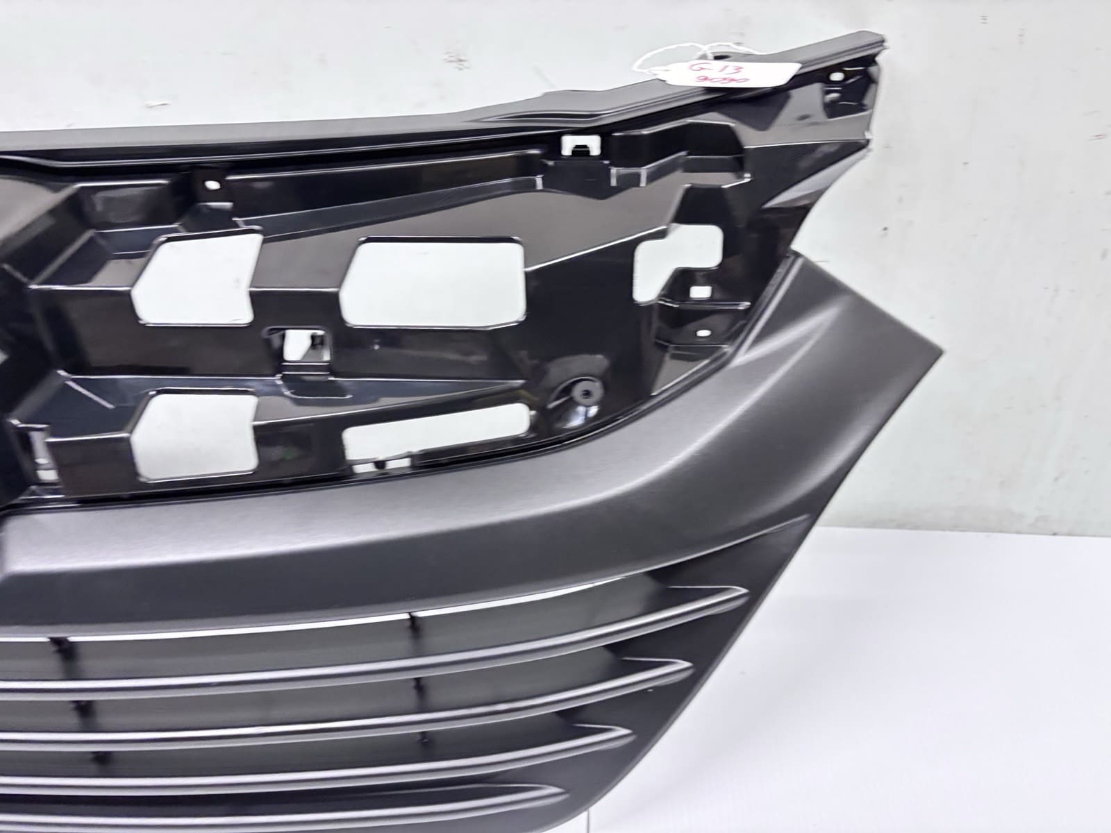 OEM GENUINE 2019 2020 2021 2022 HONDA HRV GRILLE 71121-t7w-a11 - Image 4