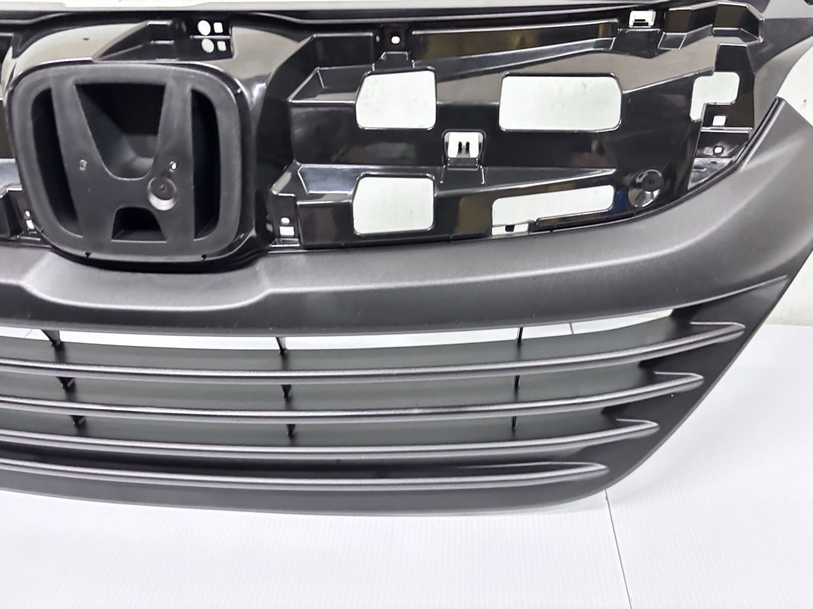 OEM GENUINE 2019 2020 2021 2022 HONDA HRV GRILLE 71121-t7w-a11 - Image 5