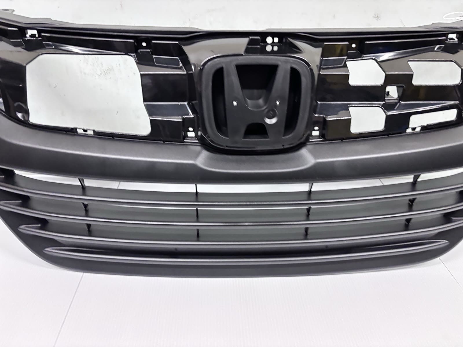 OEM GENUINE 2019 2020 2021 2022 HONDA HRV GRILLE 71121-t7w-a11 - Image 7