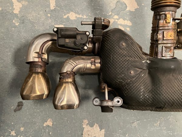 85550940 2020 2021 2022 2023 Chevy Corvette C8 Rear Oem Exhaust Muffler - Image 2