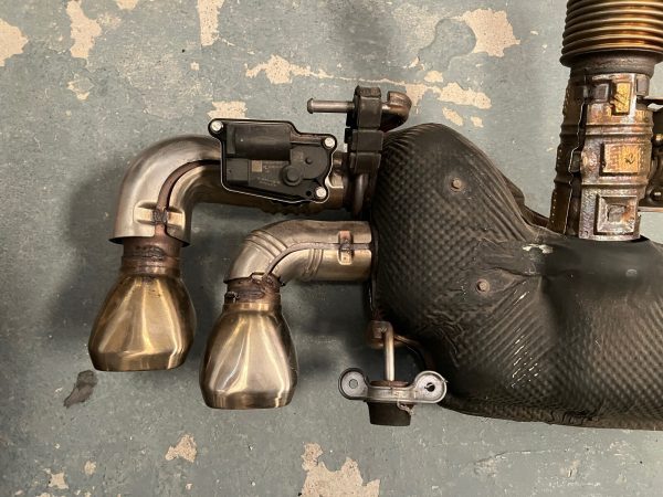 85550940 2020 2021 2022 2023 Chevy Corvette C8 Rear Oem Exhaust Muffler - Image 3