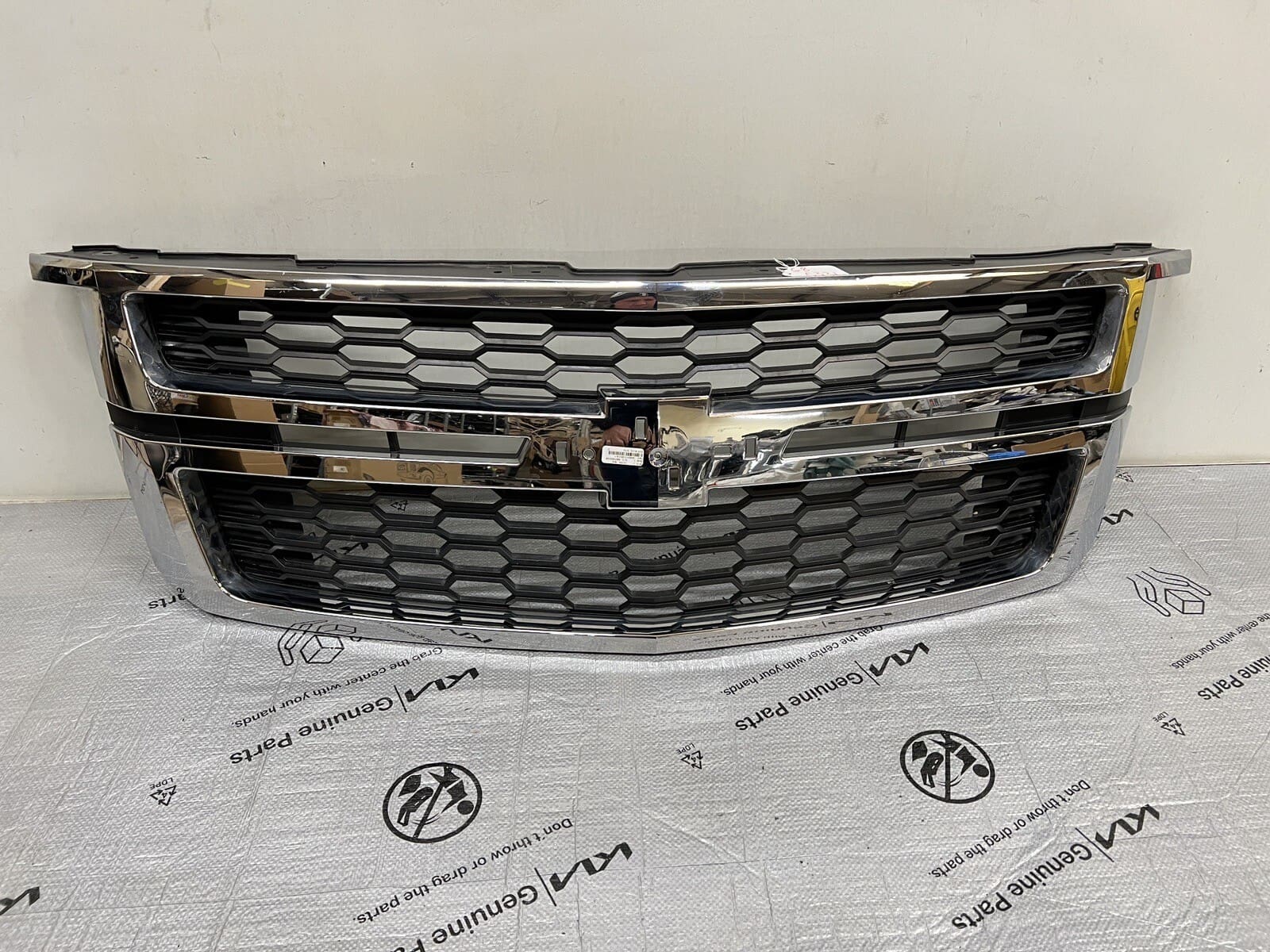 2015 2016 2017 2018 2019 2020 CHEVY TAHOE SUBURBAN OEM GRILLE CHROME 23440914