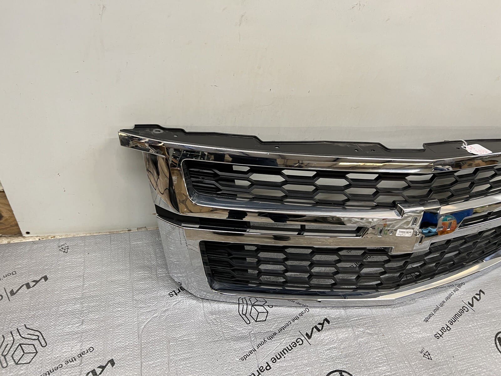 2015 2016 2017 2018 2019 2020 CHEVY TAHOE SUBURBAN OEM GRILLE CHROME 23440914 - Image 3