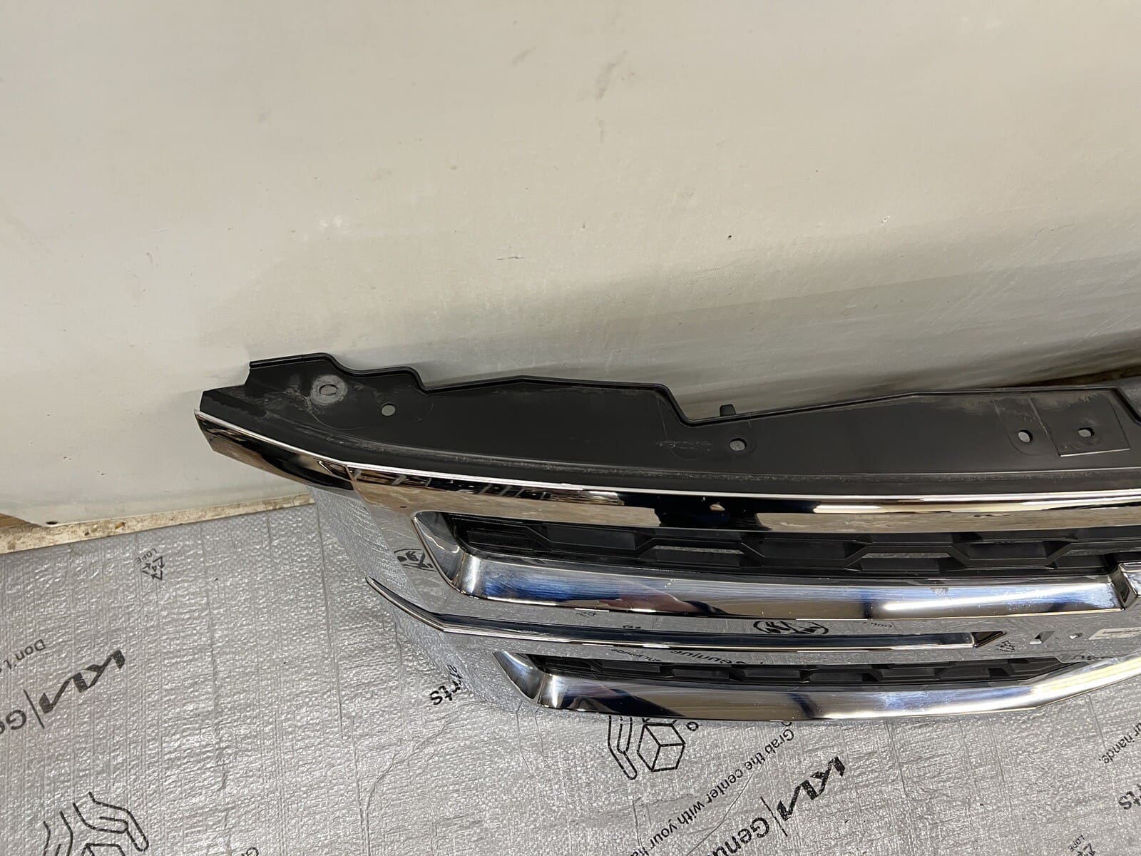 2015 2016 2017 2018 2019 2020 CHEVY TAHOE SUBURBAN OEM GRILLE CHROME 23440914 - Image 4