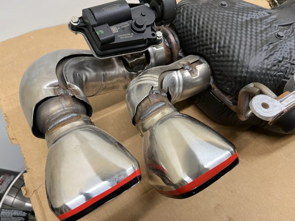 85550940 2020 2021 2022 2023 Chevy Corvette C8 Rear Oem Exhaust Muffler - Image 3