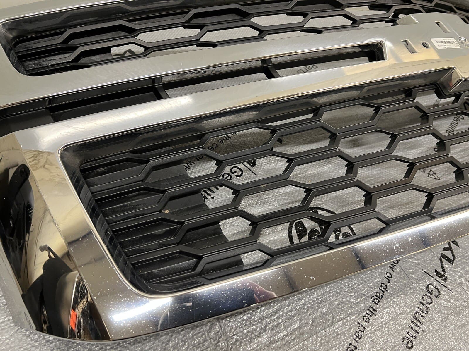 2015 2016 2017 2018 2019 2020 CHEVY TAHOE SUBURBAN OEM GRILLE CHROME 23440914 - Image 11