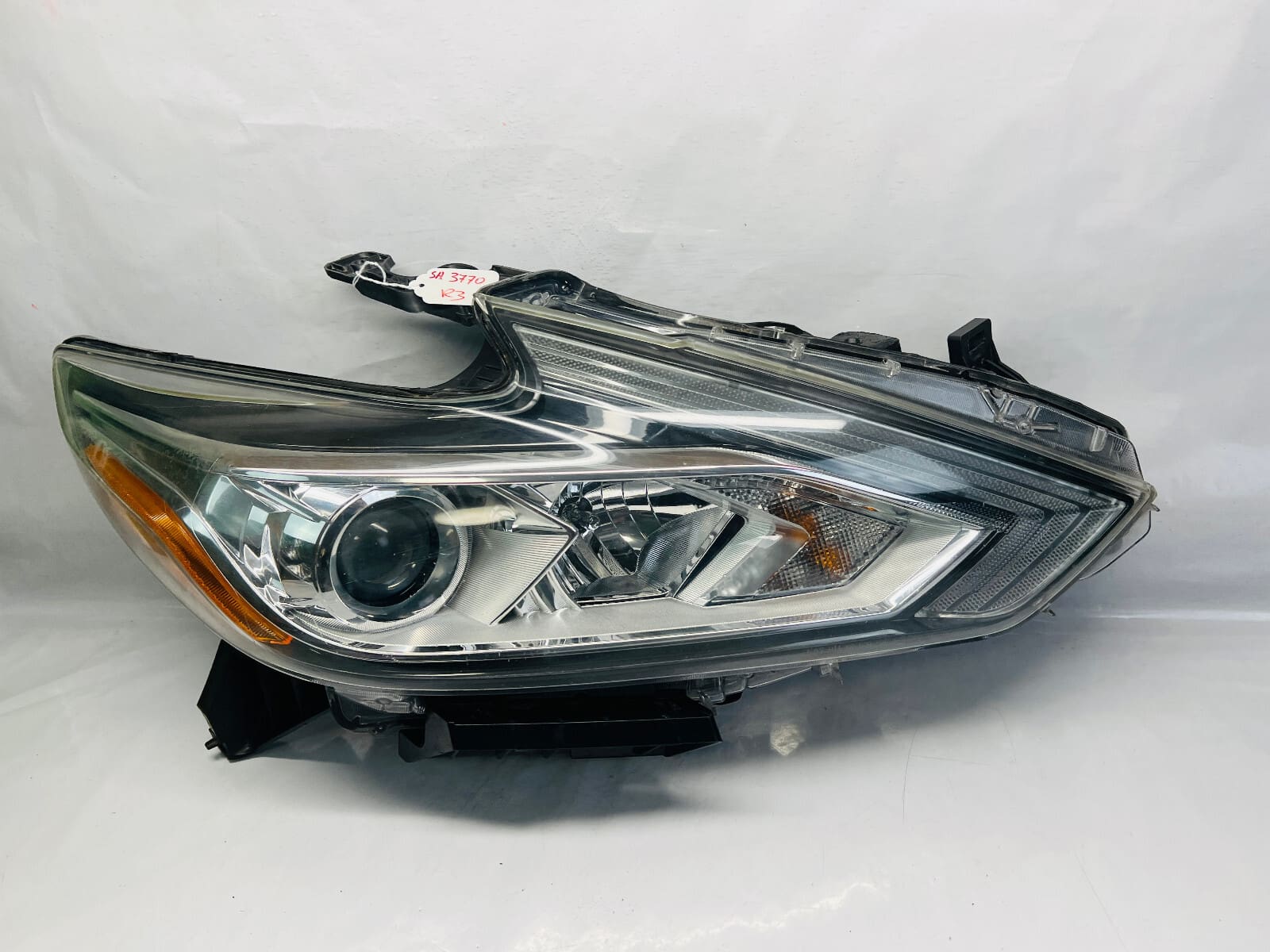 2016 2017 2018 NISSAN ALTIMA HALOGEN FRONT RIGHT OEM HEADLIGHT - Image 2