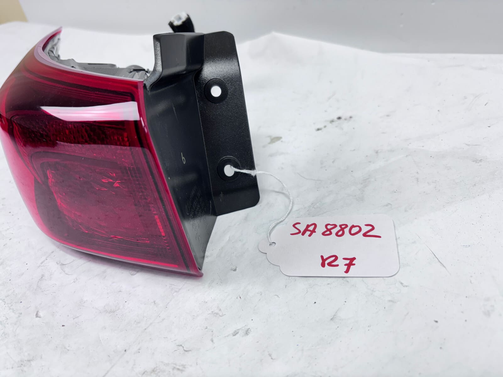 92401J9510 2022 2023 HYUNDAI KONA HALOGEN REAR LEFT OEM TAIL LIGHT - Image 3