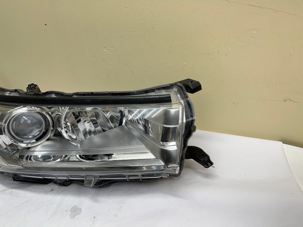 ALL TABS  2017 2018 2019  TOYOTA HIGHLANDER HALOGEN FRONT RIGHT OEM HEADLIGHT - Image 2