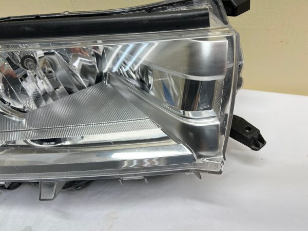 ALL TABS  2017 2018 2019  TOYOTA HIGHLANDER HALOGEN FRONT RIGHT OEM HEADLIGHT - Image 3