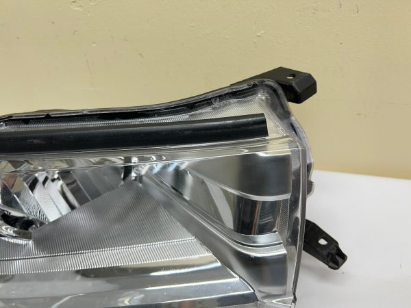ALL TABS  2017 2018 2019  TOYOTA HIGHLANDER HALOGEN FRONT RIGHT OEM HEADLIGHT - Image 4