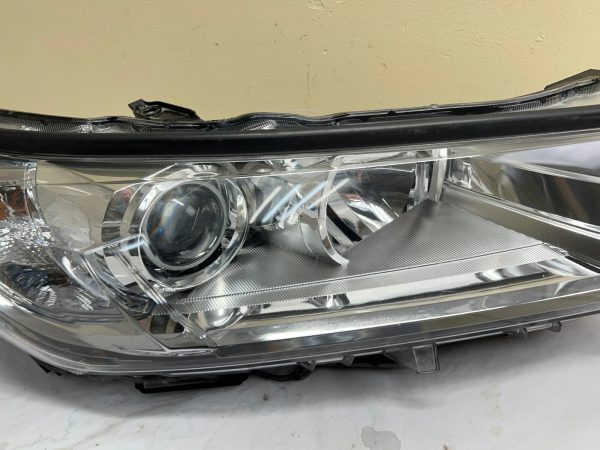 ALL TABS  2017 2018 2019  TOYOTA HIGHLANDER HALOGEN FRONT RIGHT OEM HEADLIGHT - Image 6