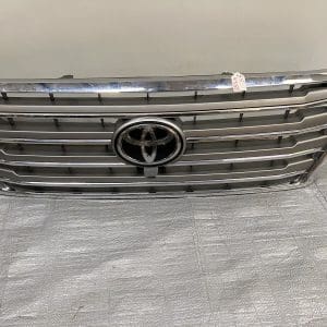 2011 2012 2013 2014 TOYOTA LAND CRUISER FRONT OEM GRILLE GENUINE DAMAGED