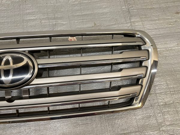 2011 2012 2013 2014 TOYOTA LAND CRUISER FRONT OEM GRILLE GENUINE DAMAGED - Image 2