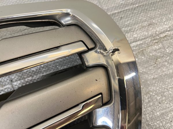2011 2012 2013 2014 TOYOTA LAND CRUISER FRONT OEM GRILLE GENUINE DAMAGED - Image 3