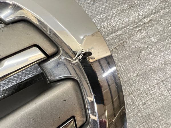 2011 2012 2013 2014 TOYOTA LAND CRUISER FRONT OEM GRILLE GENUINE DAMAGED - Image 4