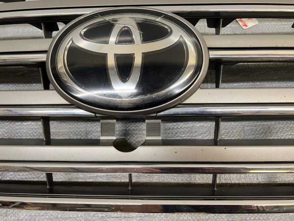 2011 2012 2013 2014 TOYOTA LAND CRUISER FRONT OEM GRILLE GENUINE DAMAGED - Image 5