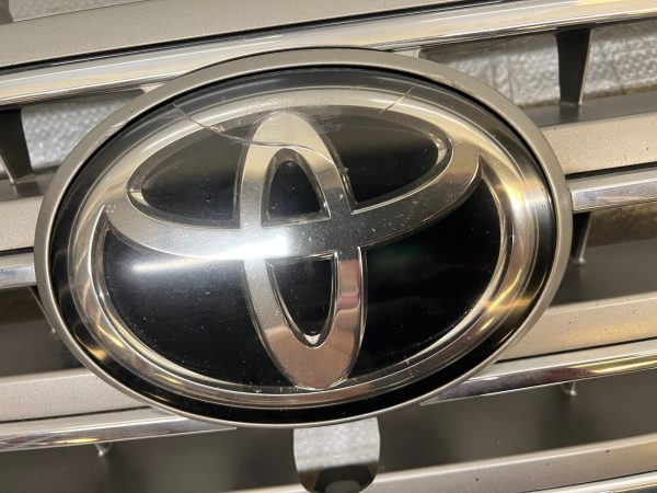2011 2012 2013 2014 TOYOTA LAND CRUISER FRONT OEM GRILLE GENUINE DAMAGED - Image 6