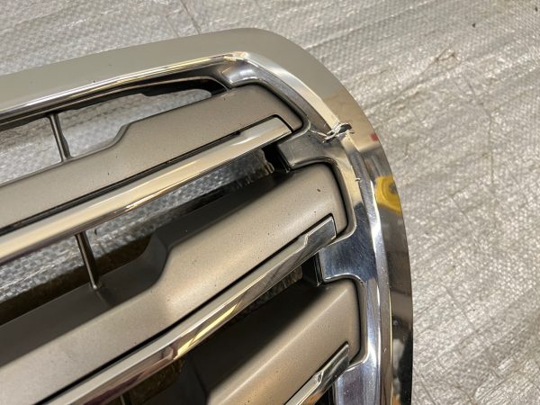 2011 2012 2013 2014 TOYOTA LAND CRUISER FRONT OEM GRILLE GENUINE DAMAGED - Image 9