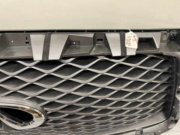 62310-6GW0A 2018 2019 2020 2021 INFINITI QX80 FRONT OEM GRILLE CAMERA NO TRIM - Image 4
