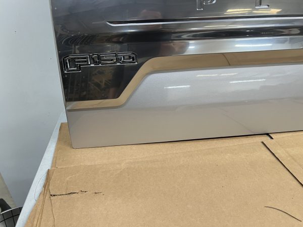 NICE 2018 2019 2020 FORD F150 PLATINUM REAR OEM TAILGATE GENUINE FOR STEP - Image 2