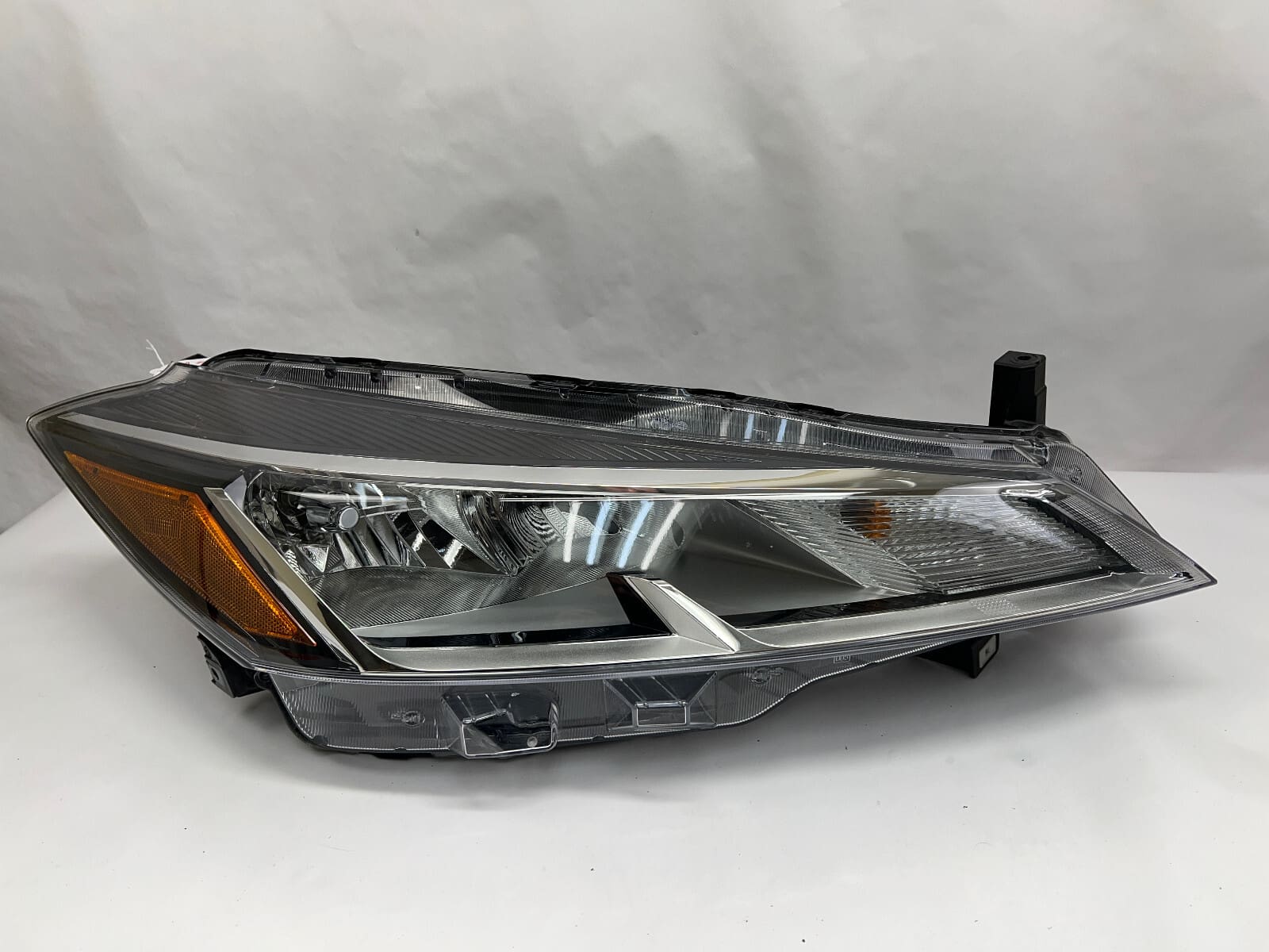 2021 2022 2023 NISSAN KICKS HALOGEN FRONT RIGHT OEM HEADLIGHT 260105R00A