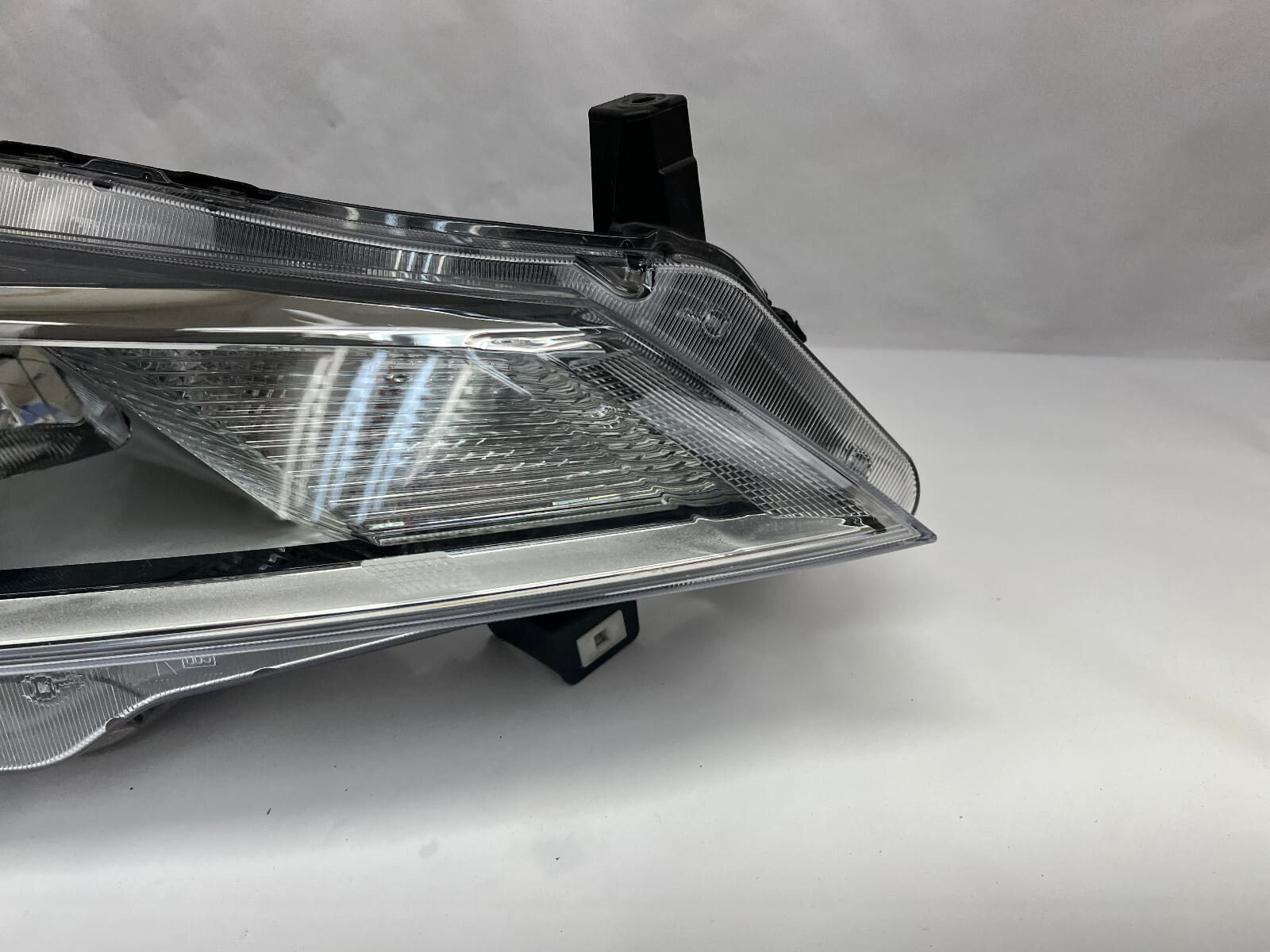 2021 2022 2023 NISSAN KICKS HALOGEN FRONT RIGHT OEM HEADLIGHT 260105R00A - Image 2
