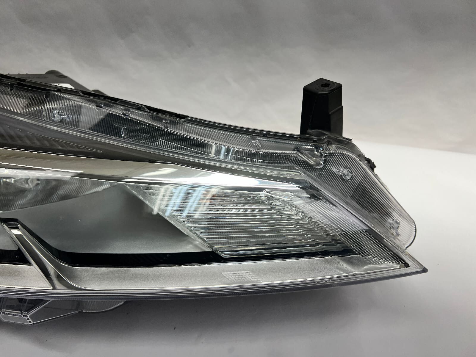2021 2022 2023 NISSAN KICKS HALOGEN FRONT RIGHT OEM HEADLIGHT 260105R00A - Image 9